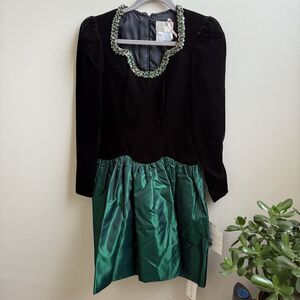 NWT Vintage Saks Fifth Avenue Velvet Vie By Victoria Royal Ltd Velvet Size 4